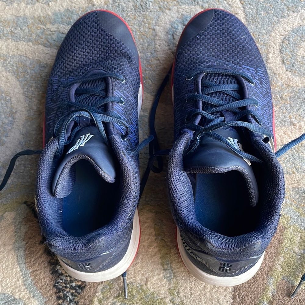 Boys Nike Kyrie Irving sneakers size 6.5Y